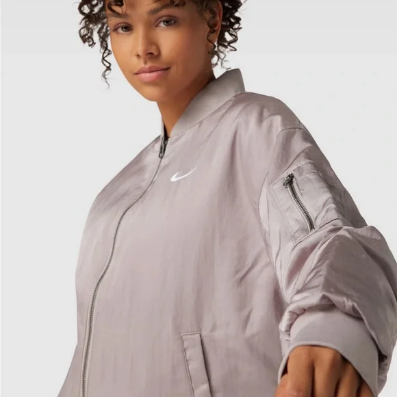 NIKE WOMEN’S REVERSIBLE VARSITY BOMBER JACKET - Picture 4 of 10